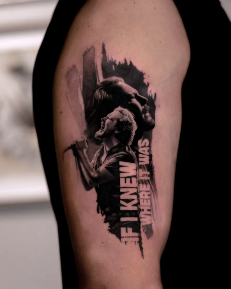 El tatuaje el día 1, con la piel enrojecida y brillante